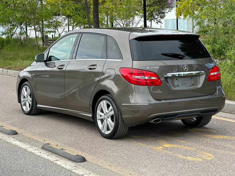 Merrni me qira një makinë në Tirana