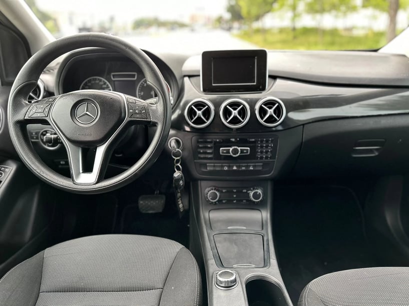 Merrni me qira një makinë në Tirana