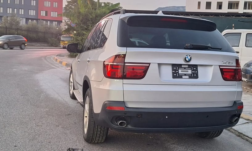 Merrni me qira një makinë në Tirana