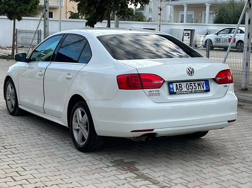 Noleggia un'auto a Tirana