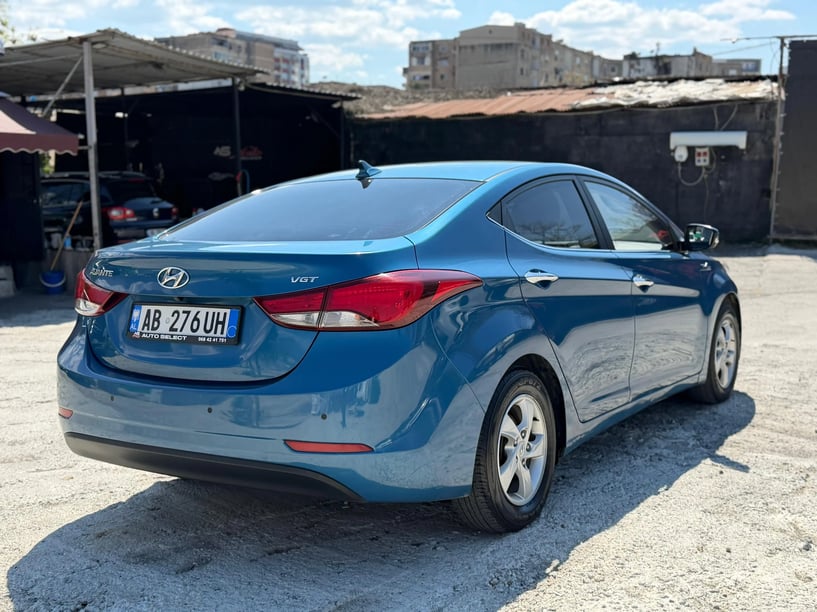 Merrni me qira një makinë në Tirana