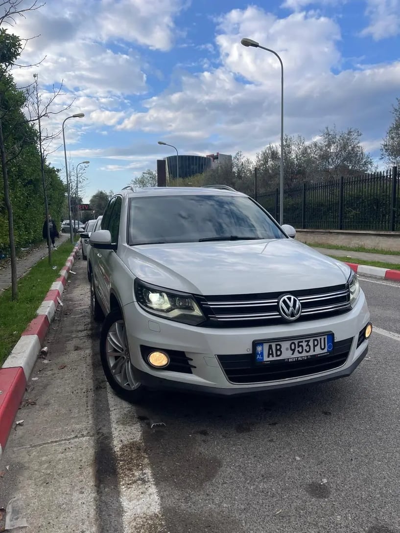 Noleggia un'auto a Tirana