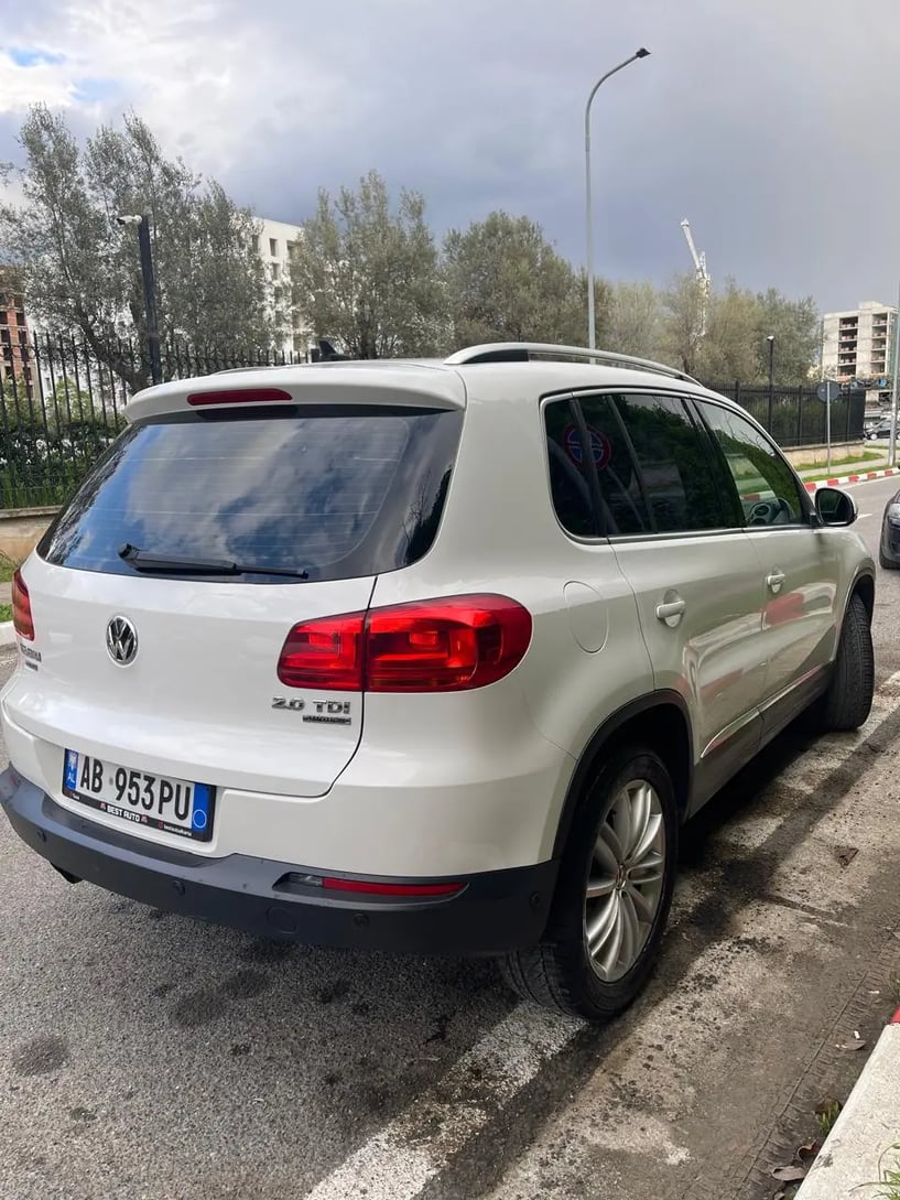Noleggia un'auto a Tirana