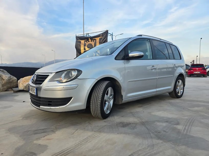 Noleggia un'auto a Tirana