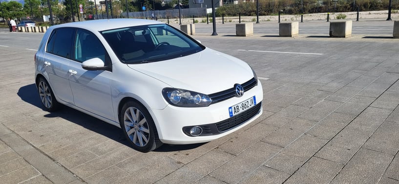 Merrni me qira një makinë në Tirana