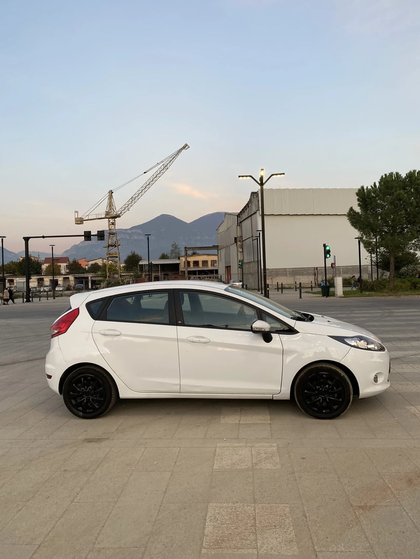 Noleggia un'auto a Tirana