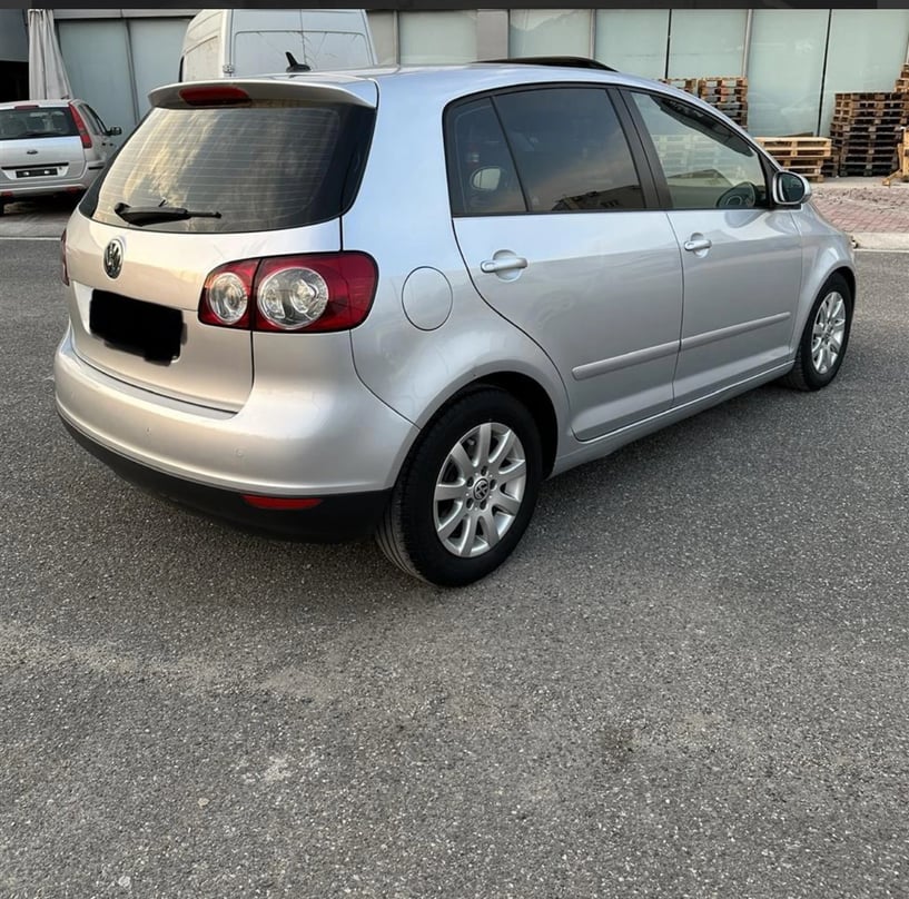 Merrni me qira një makinë në Tirana