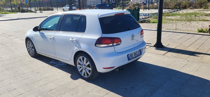 Merrni me qira një makinë në Tirana