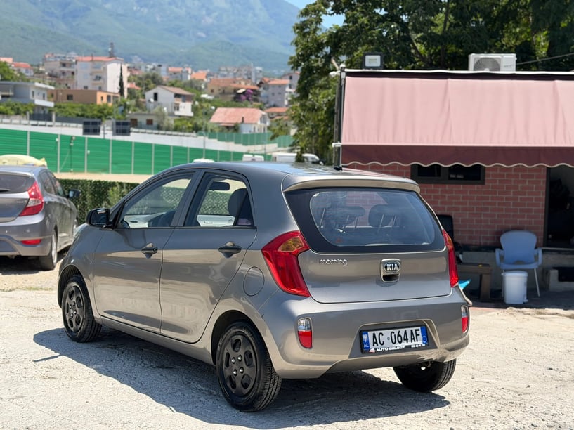Alquila un coche en Tirana