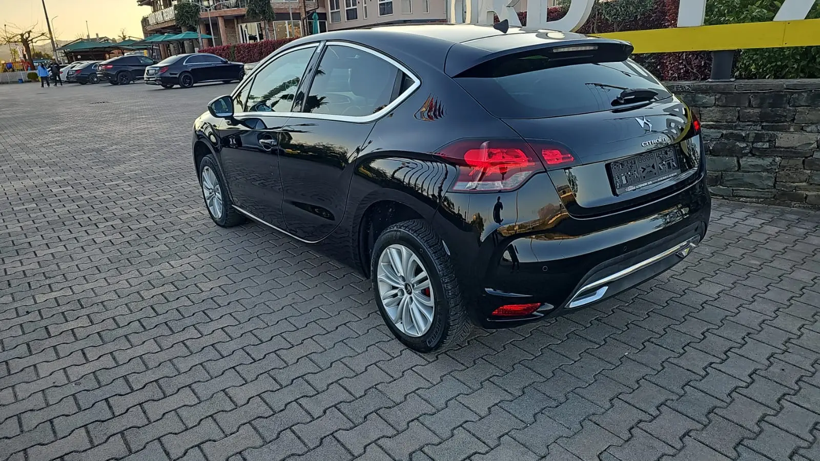Merrni me qira një makinë në Tirana