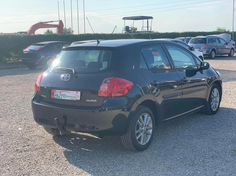 Noleggia un'auto a Tirana