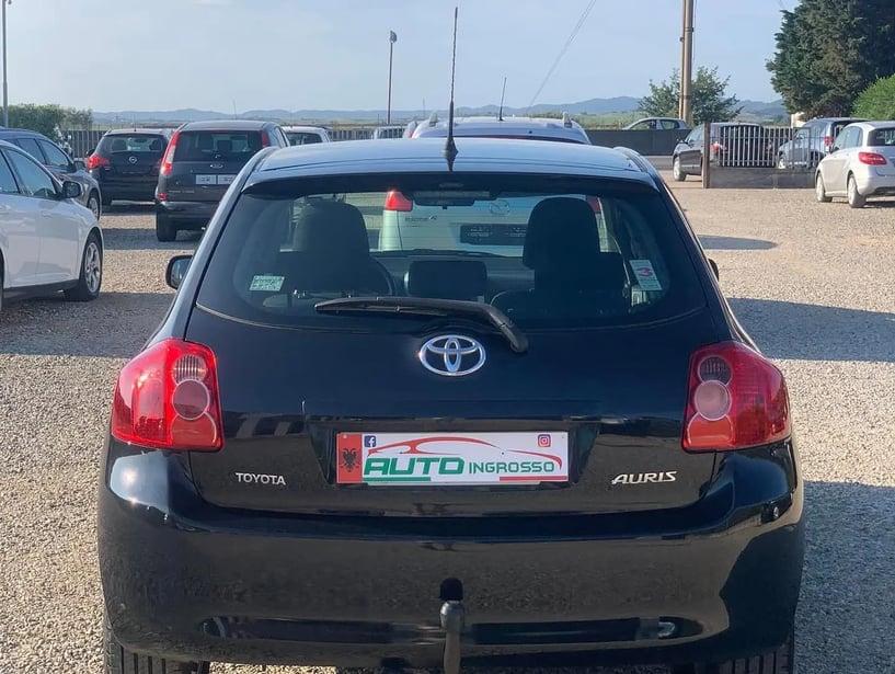 Noleggia un'auto a Tirana