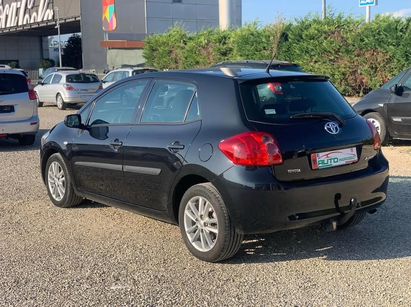 Noleggia un'auto a Tirana