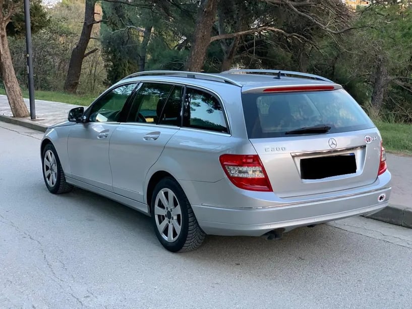 Noleggia un'auto a Tirana