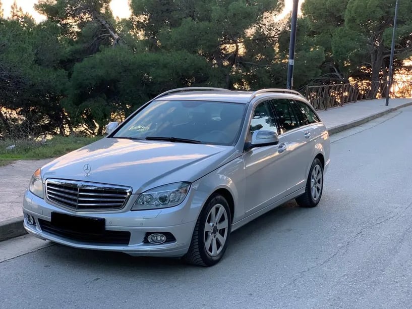 Noleggia un'auto a Tirana