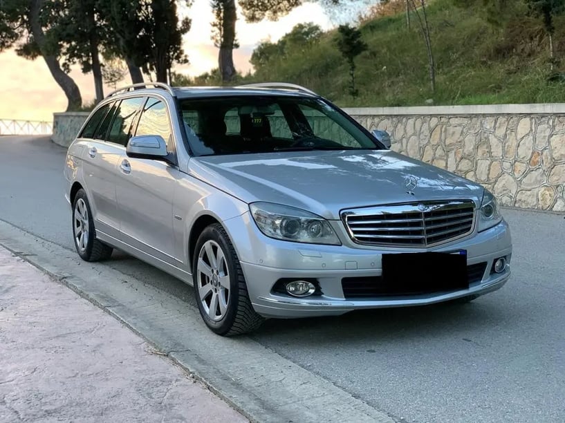 Noleggia un'auto a Tirana