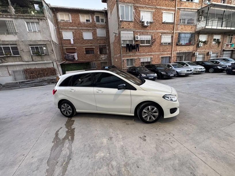 Noleggia un'auto a Vlorë