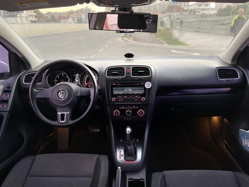 Merrni me qira një makinë në Tirana