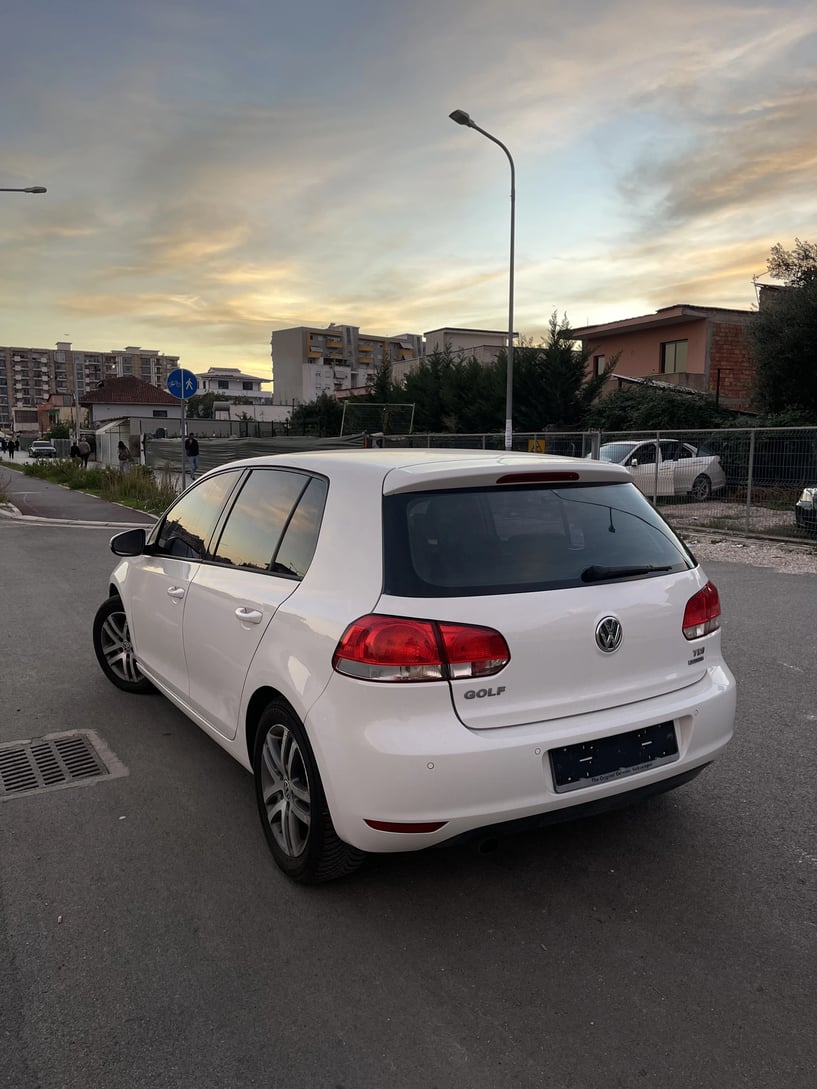 Merrni me qira një makinë në Tirana