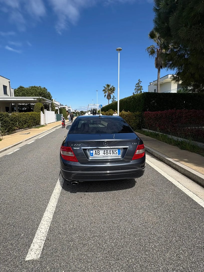 Noleggia un'auto a Tirana