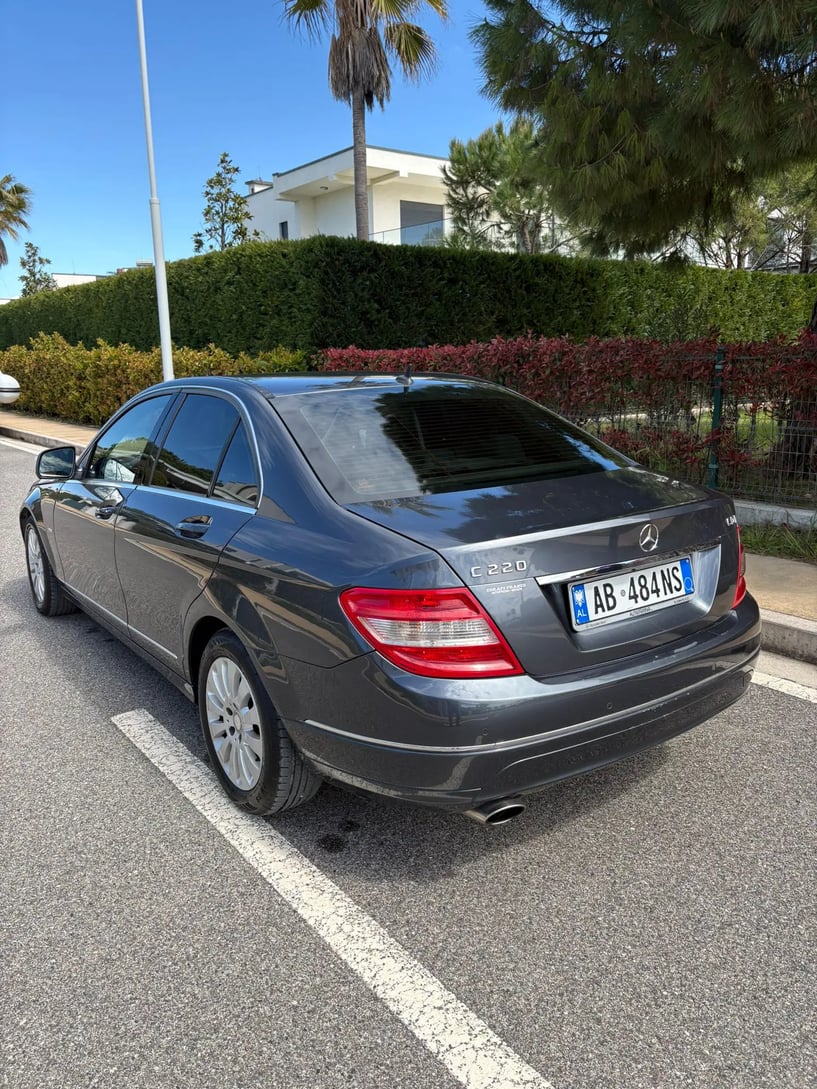 Noleggia un'auto a Tirana