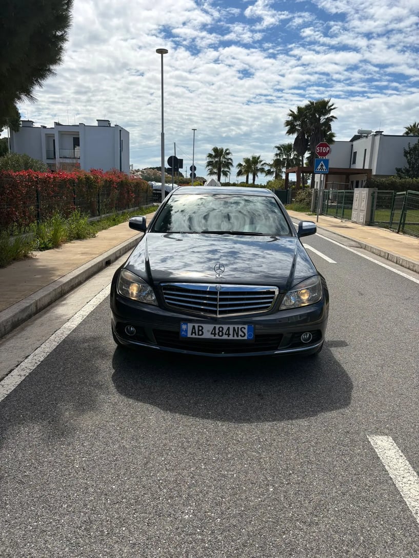 Noleggia un'auto a Tirana