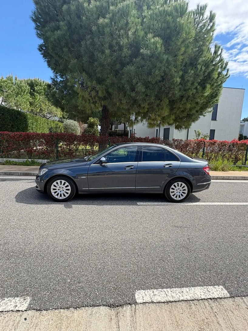 Noleggia un'auto a Tirana