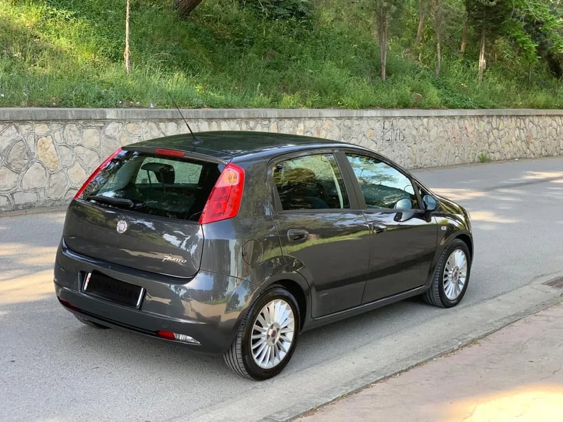 Alquila un coche en Tirana