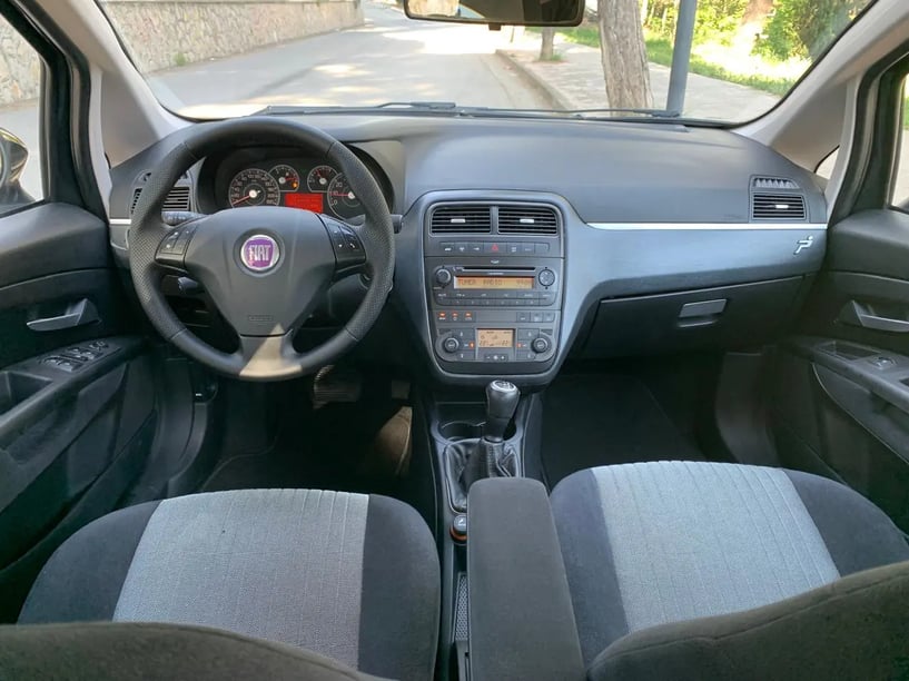 Alquila un coche en Tirana