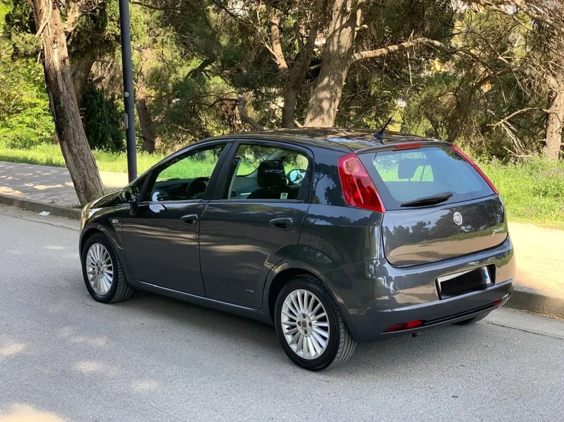 Alquila un coche en Tirana