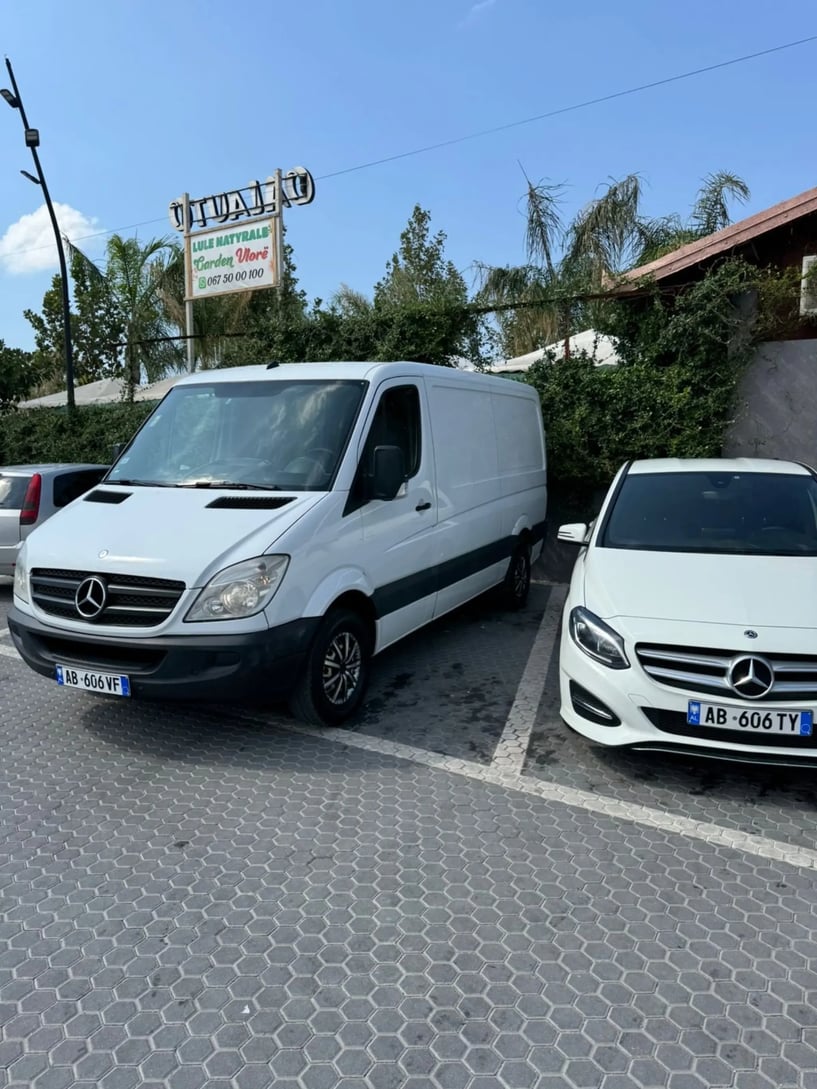 Noleggia un'auto a Vlorë