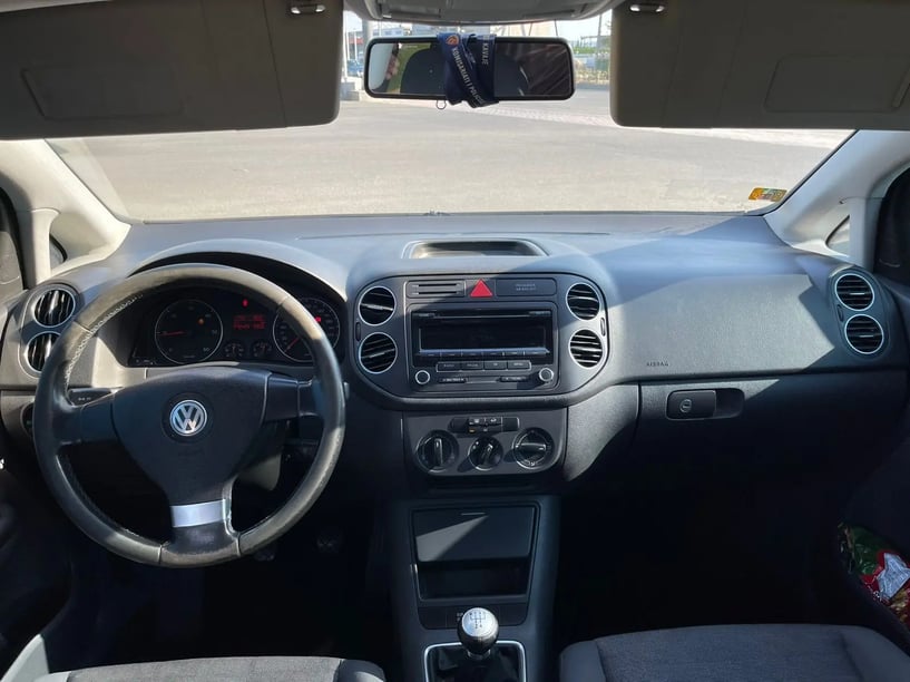 Merrni me qira një makinë në Tirana