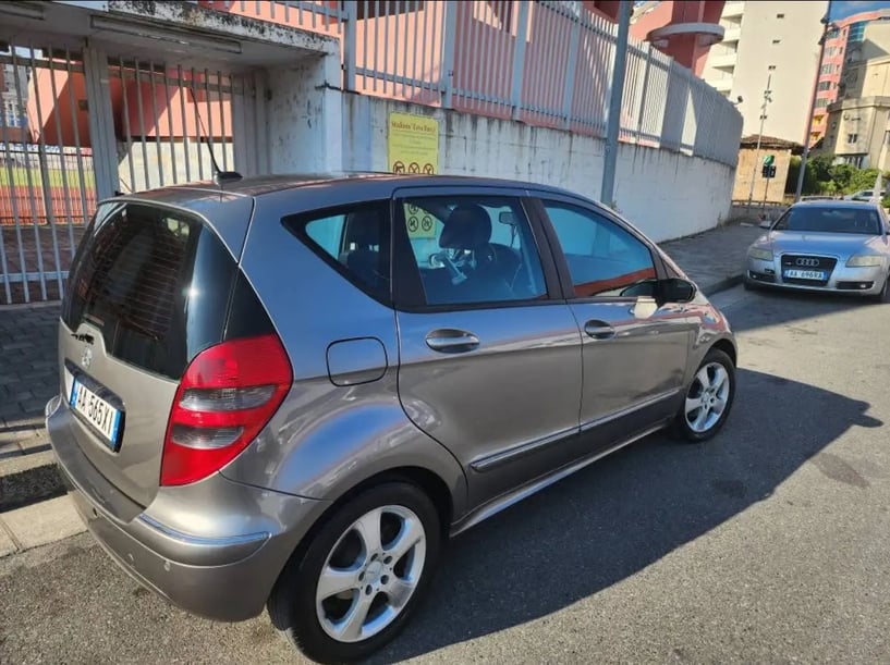 Louer une voiture à Shkodër