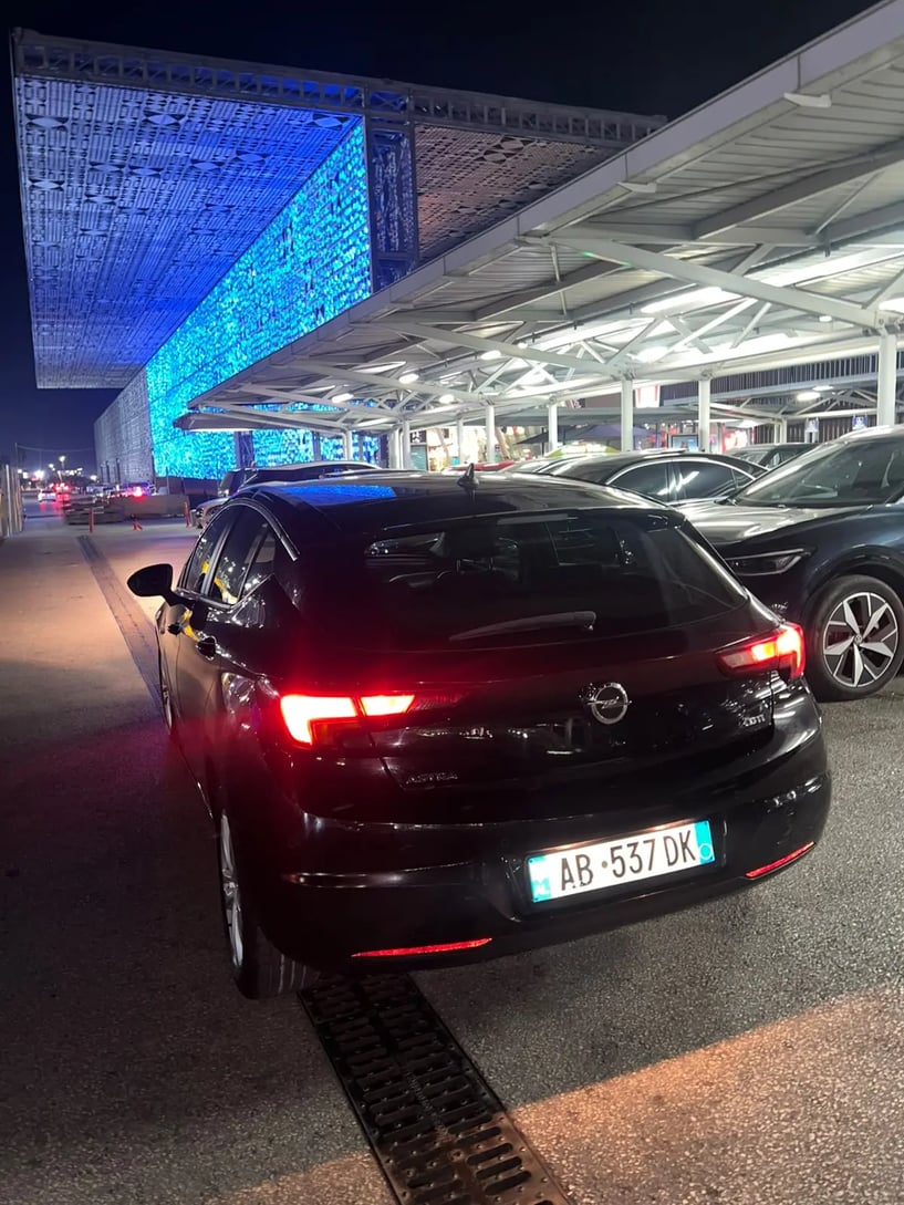 Merrni me qira një makinë në Tirana