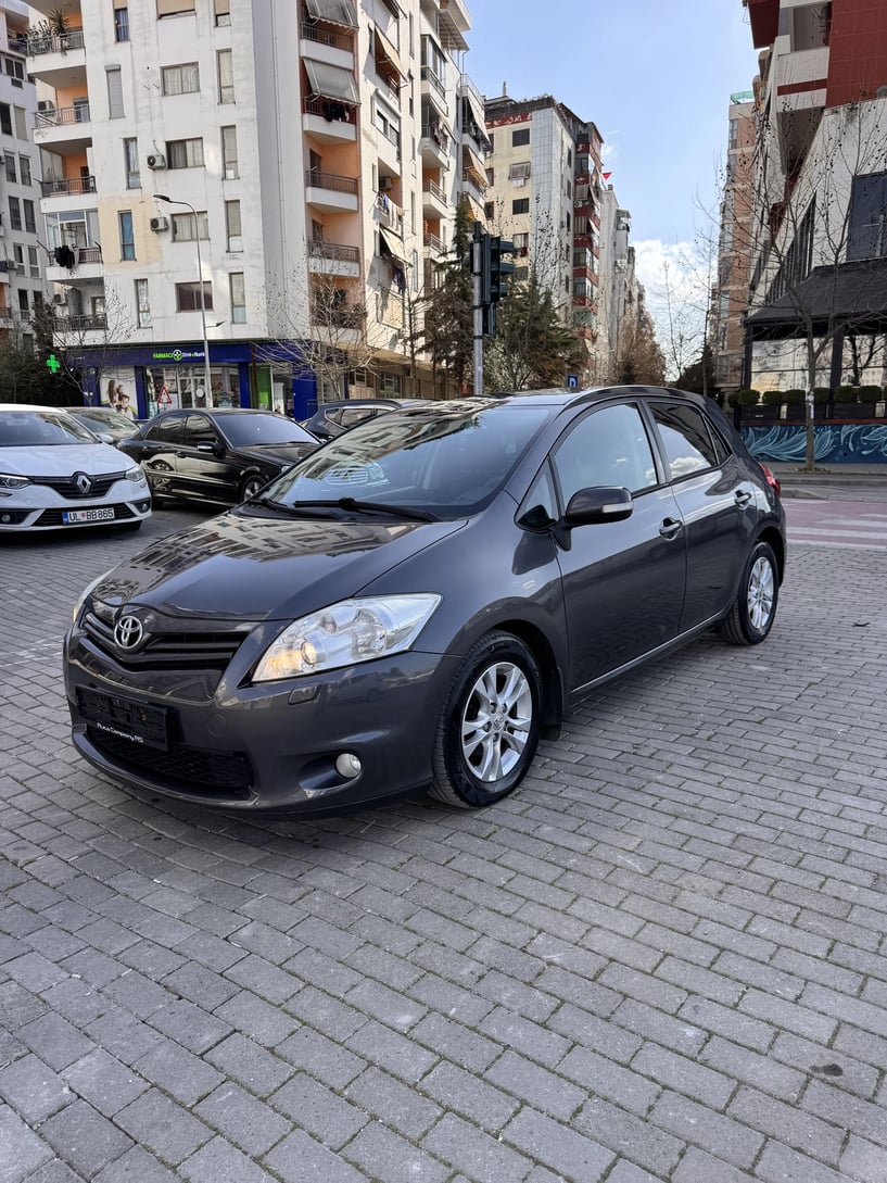 Alquila un coche en Tirana