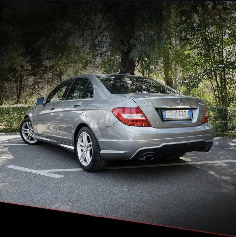 Wynajmij samochód w Tirana