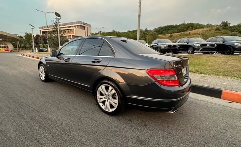 Wynajmij samochód w Tirana