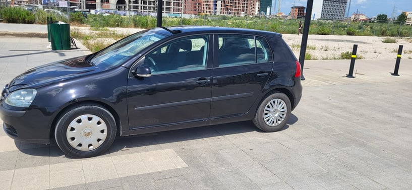 Noleggia un'auto a Tirana