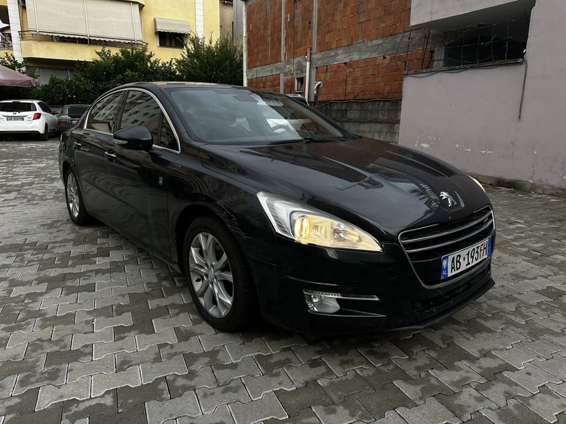 Alquila un coche en Tirana