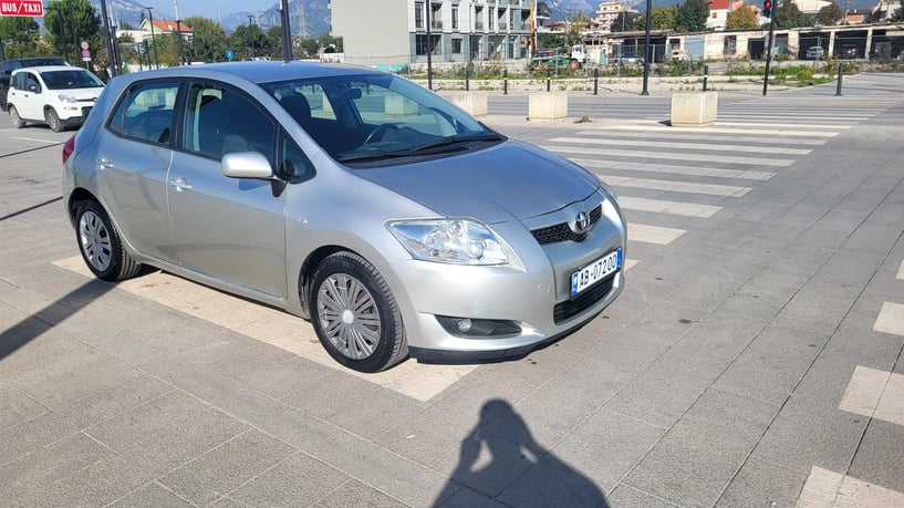Merrni me qira një makinë në Tirana