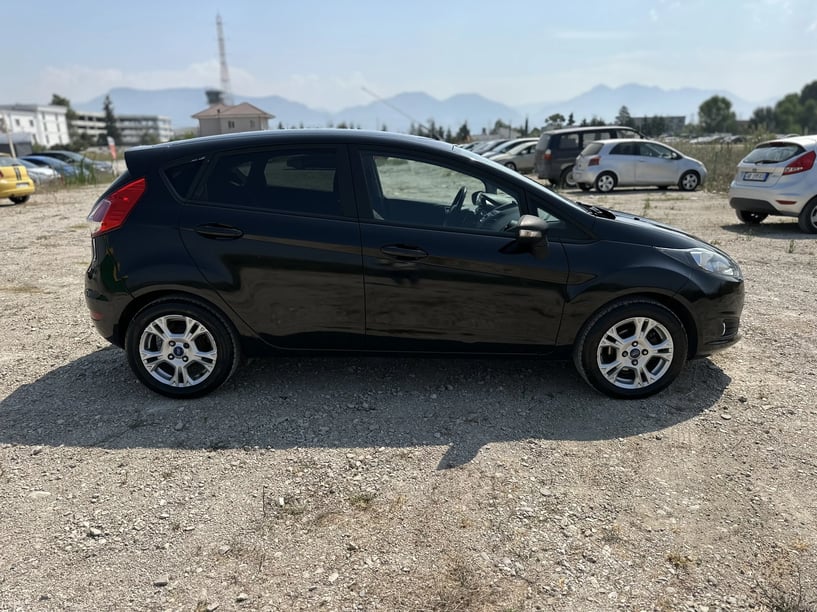 Noleggia un'auto a Tirana