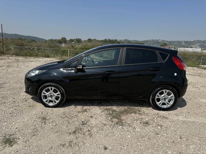 Noleggia un'auto a Tirana