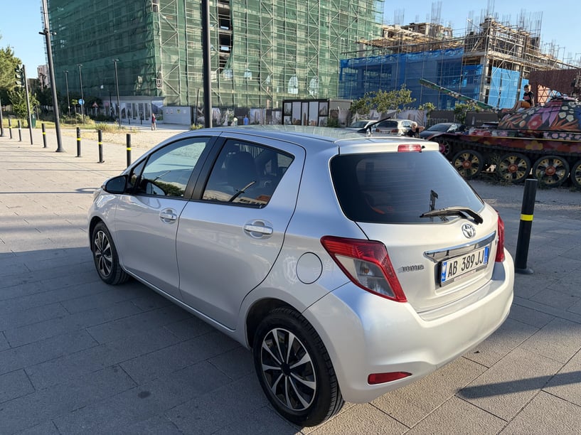 Merrni me qira një makinë në Tirana