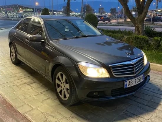 Noleggia un'auto a Tirana