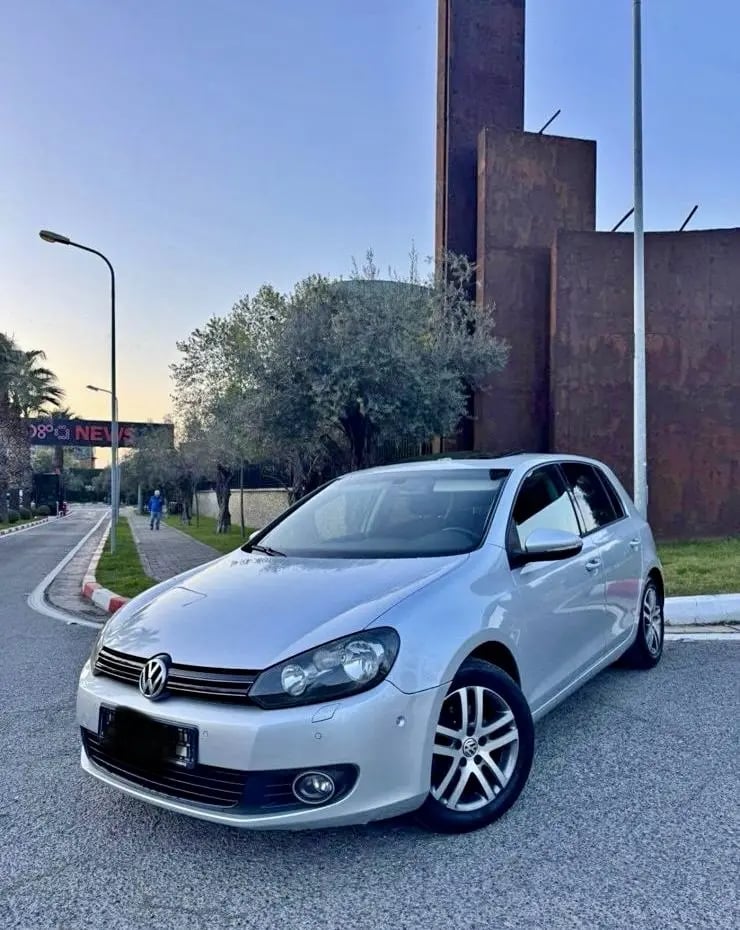 Noleggia un'auto a Tirana