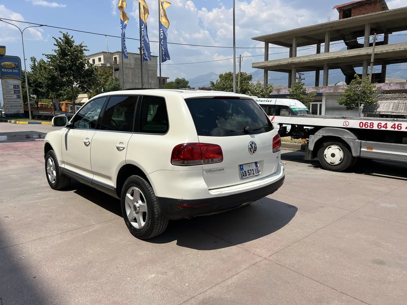 Wynajmij samochód w Gjirokastër