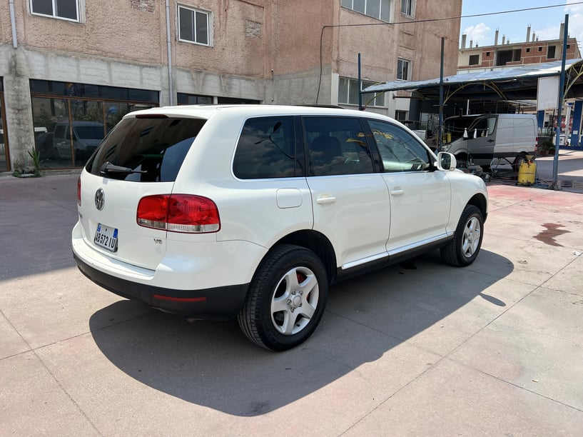 Wynajmij samochód w Gjirokastër