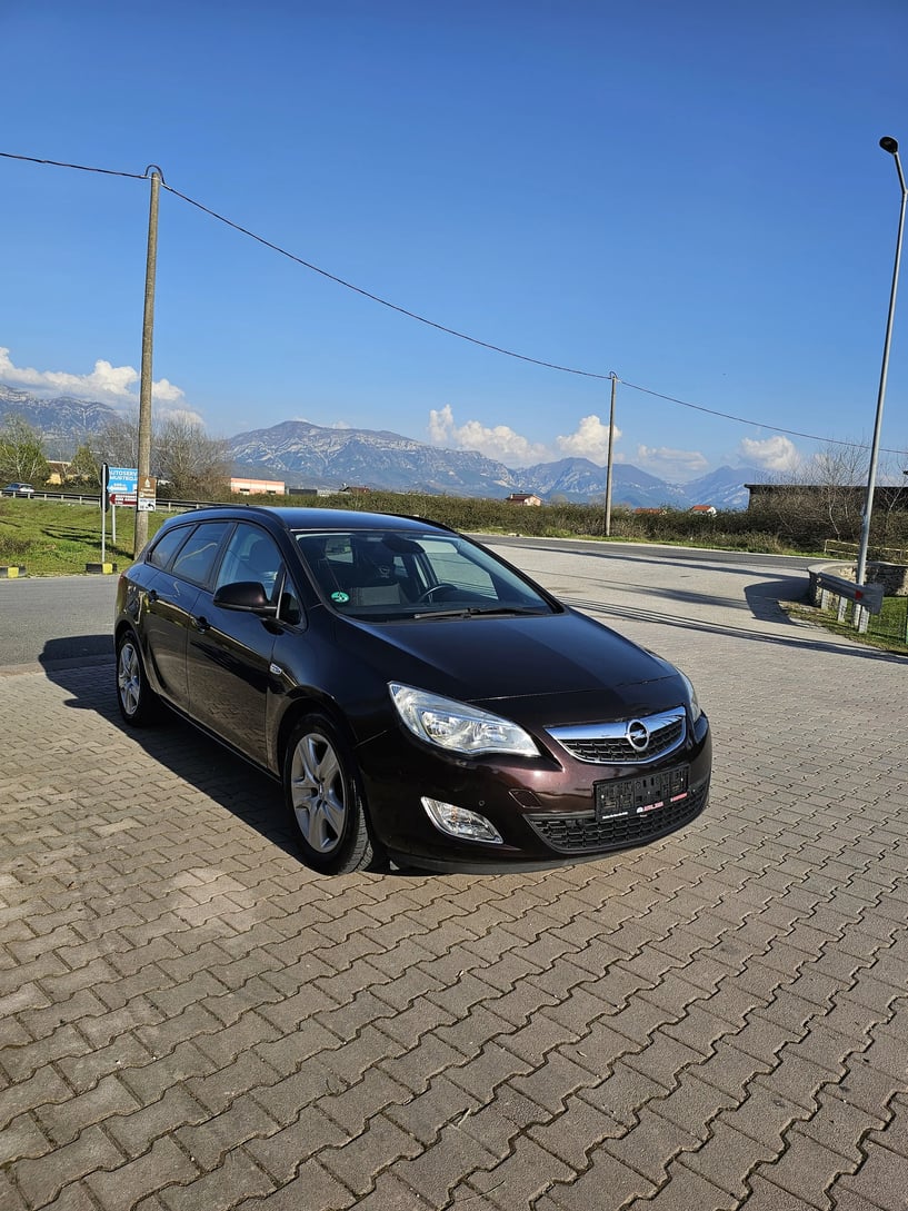 Merrni me qira një makinë në Tirana