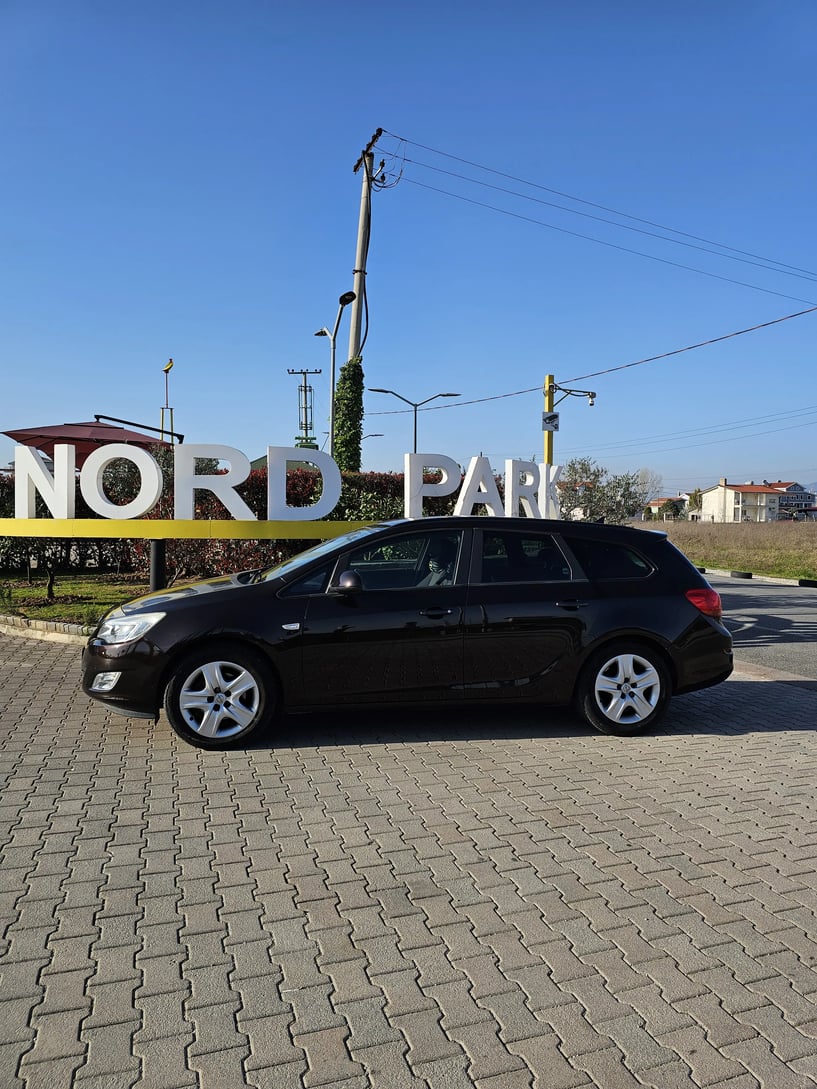 Merrni me qira një makinë në Tirana