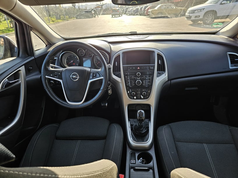 Merrni me qira një makinë në Tirana